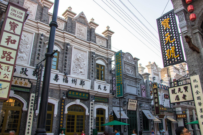 推開穿越時光之門,體驗建業(yè)華誼兄弟電影小鎮(zhèn)造夢之旅。